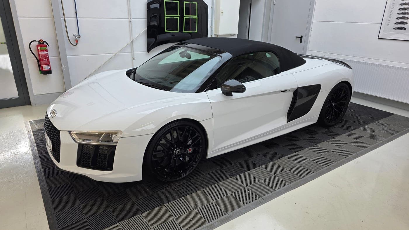 Audi R8 V10 Spyder in Weiß, Frontansicht schräg mit geschlossenem Verdeck