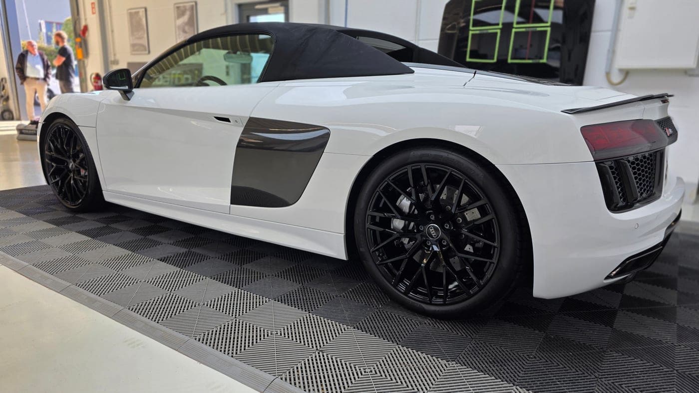 Audi R8 V10 Spyder im Seitenprofil mit Carbon-Sideblade
