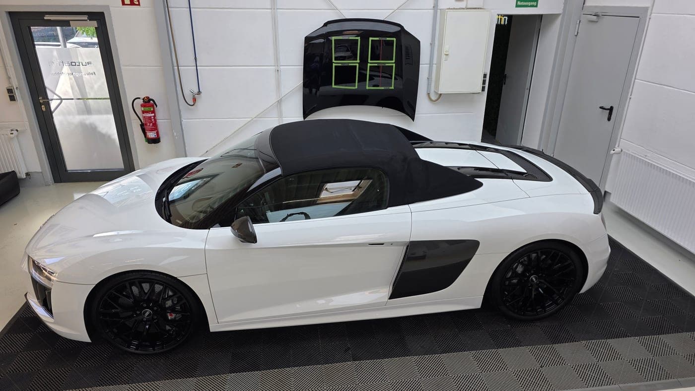 Audi R8 V10 Spyder von oben mit geschlossenem Stoffverdeck