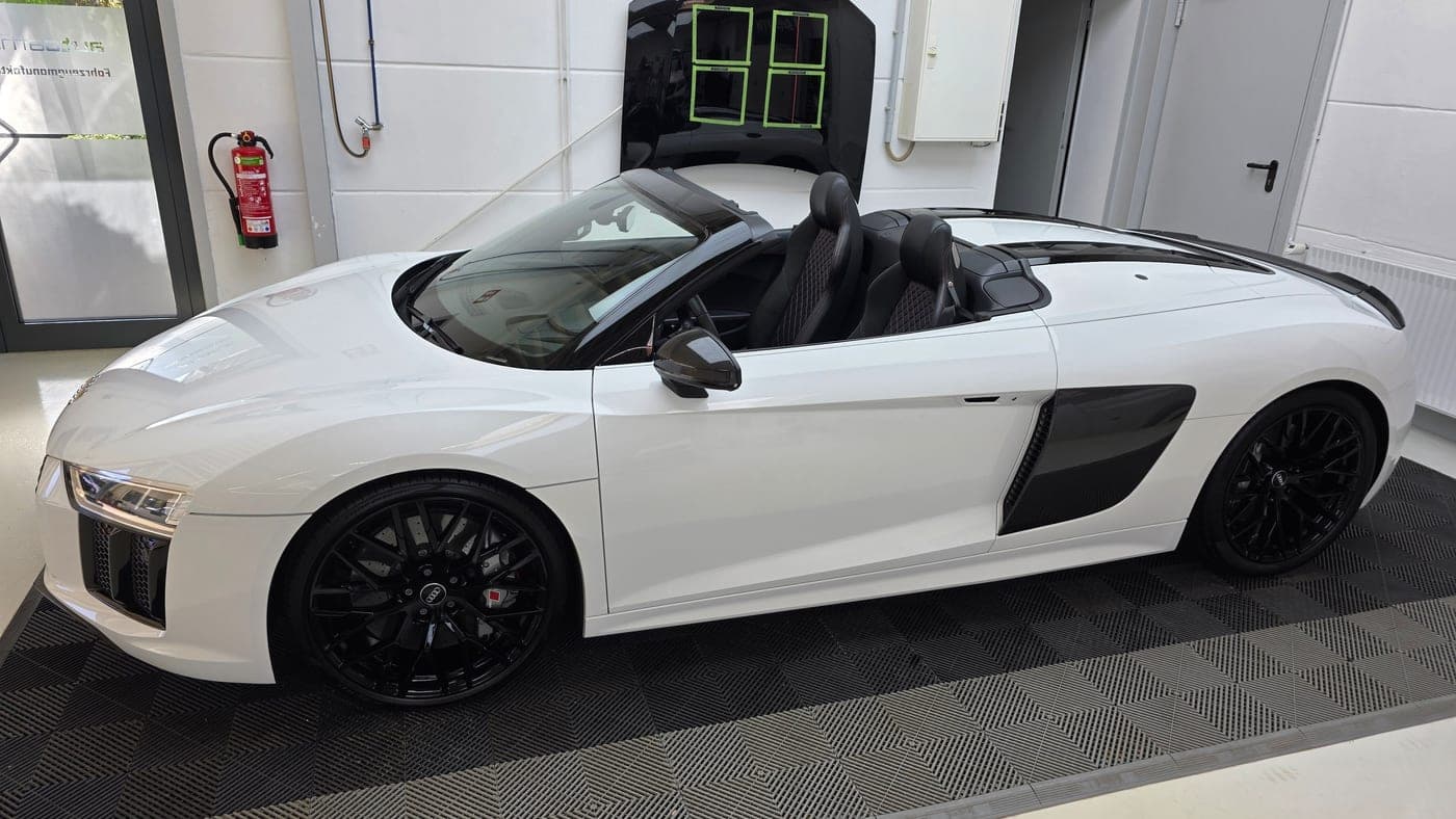 Audi R8 V10 Spyder mit geöffnetem Verdeck und Blick ins Cockpit