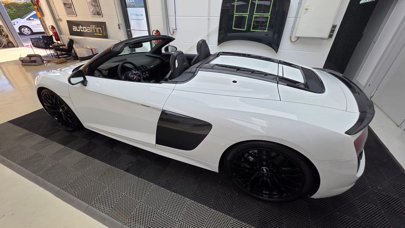 Audi R8 V10 Spyder offen in der Seitenansicht von oben