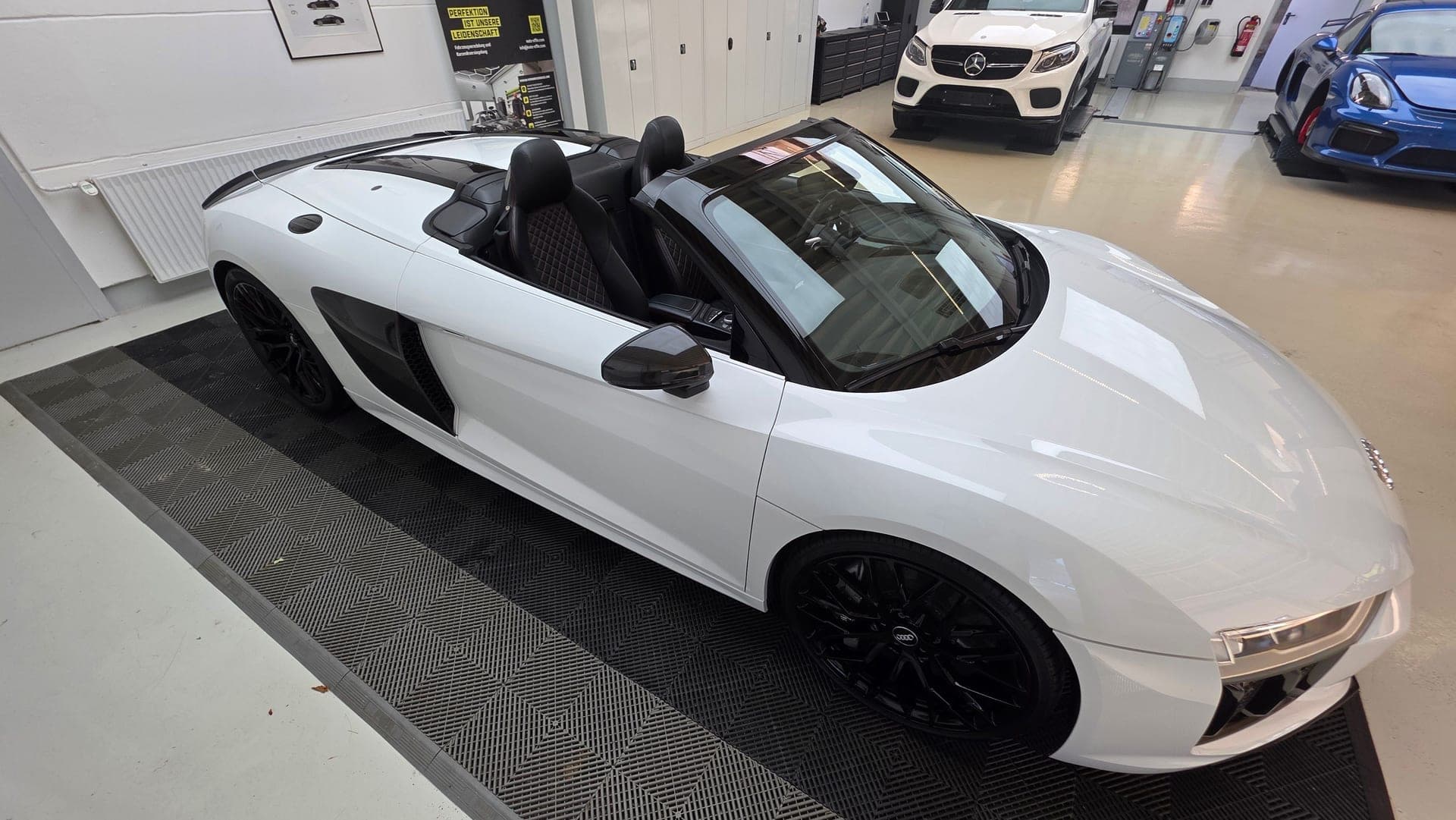 Audi R8 V10 Spyder in Weiß mit geöffnetem Verdeck von oben